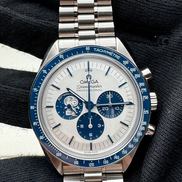 Omega Speedmaster Silver Snoopy Award 310.32.42.50.02.001