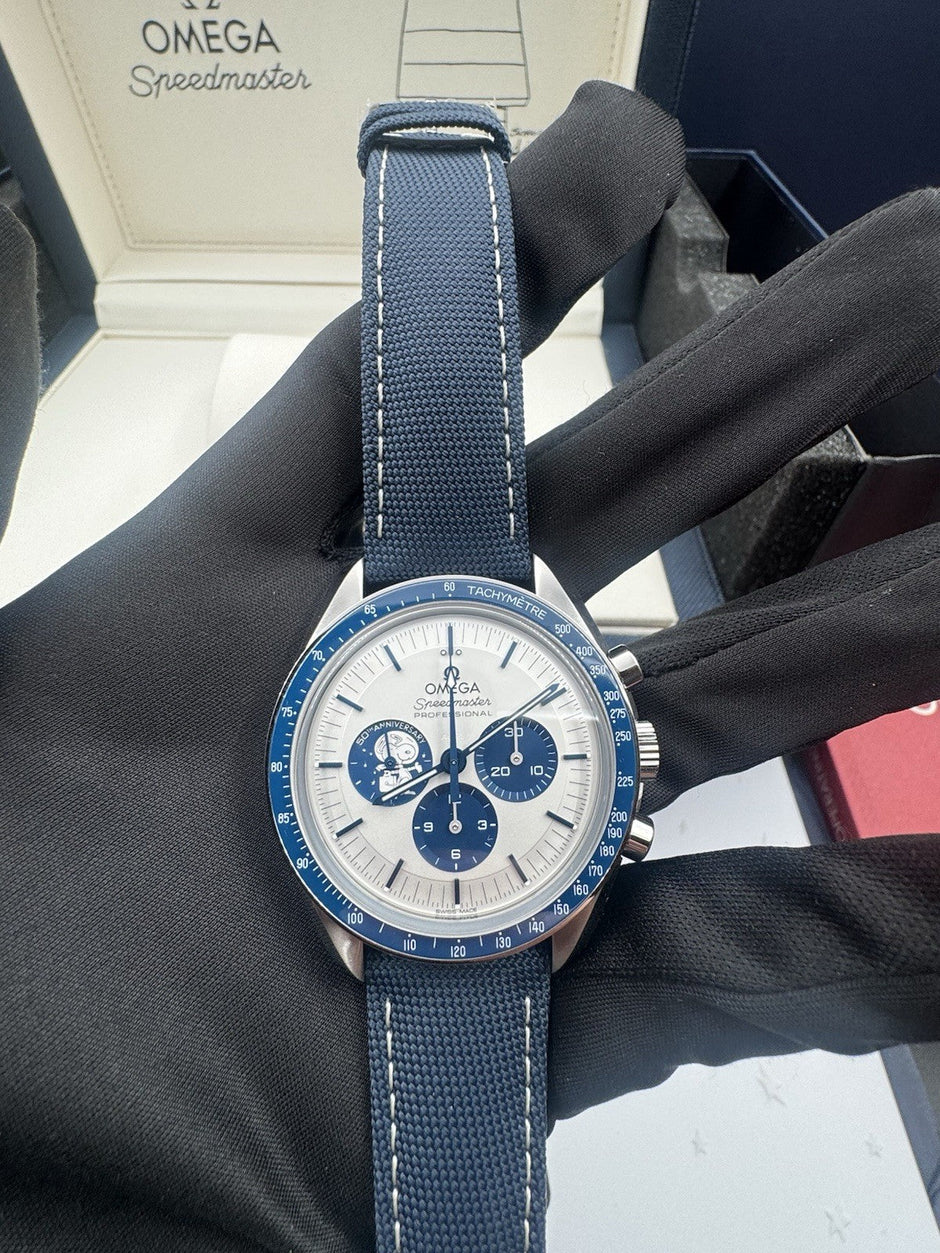 Omega Speedmaster Silver Snoopy Award 310.32.42.50.02.001, Unworn