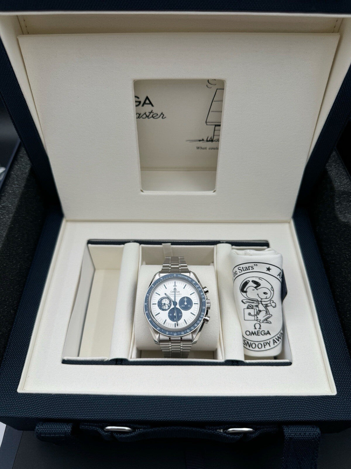Omega Speedmaster Silver Snoopy Award 310.32.42.50.02.001