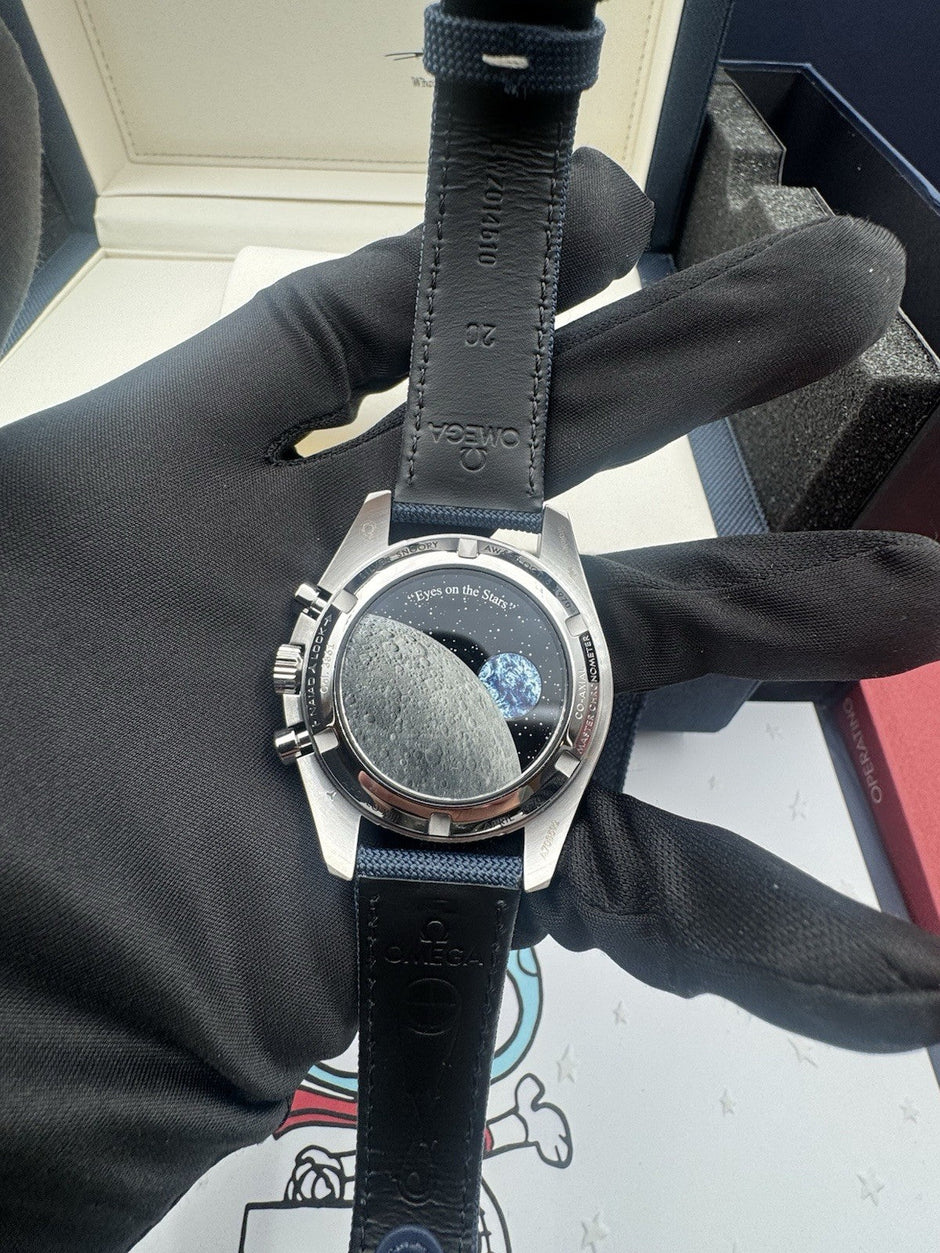 Omega Speedmaster Silver Snoopy Award 310.32.42.50.02.001, Unworn