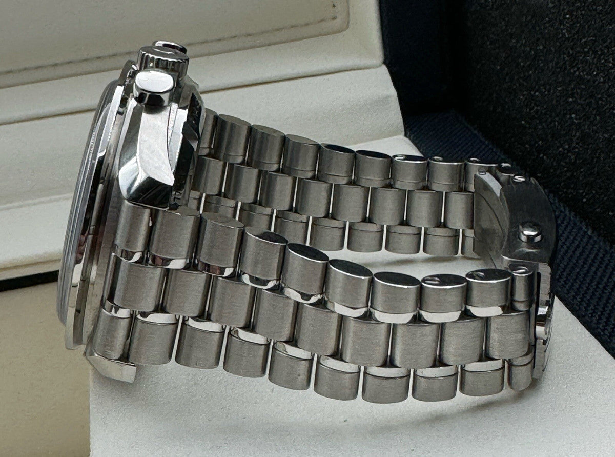 Omega Speedmaster Silver Snoopy Award 310.32.42.50.02.001