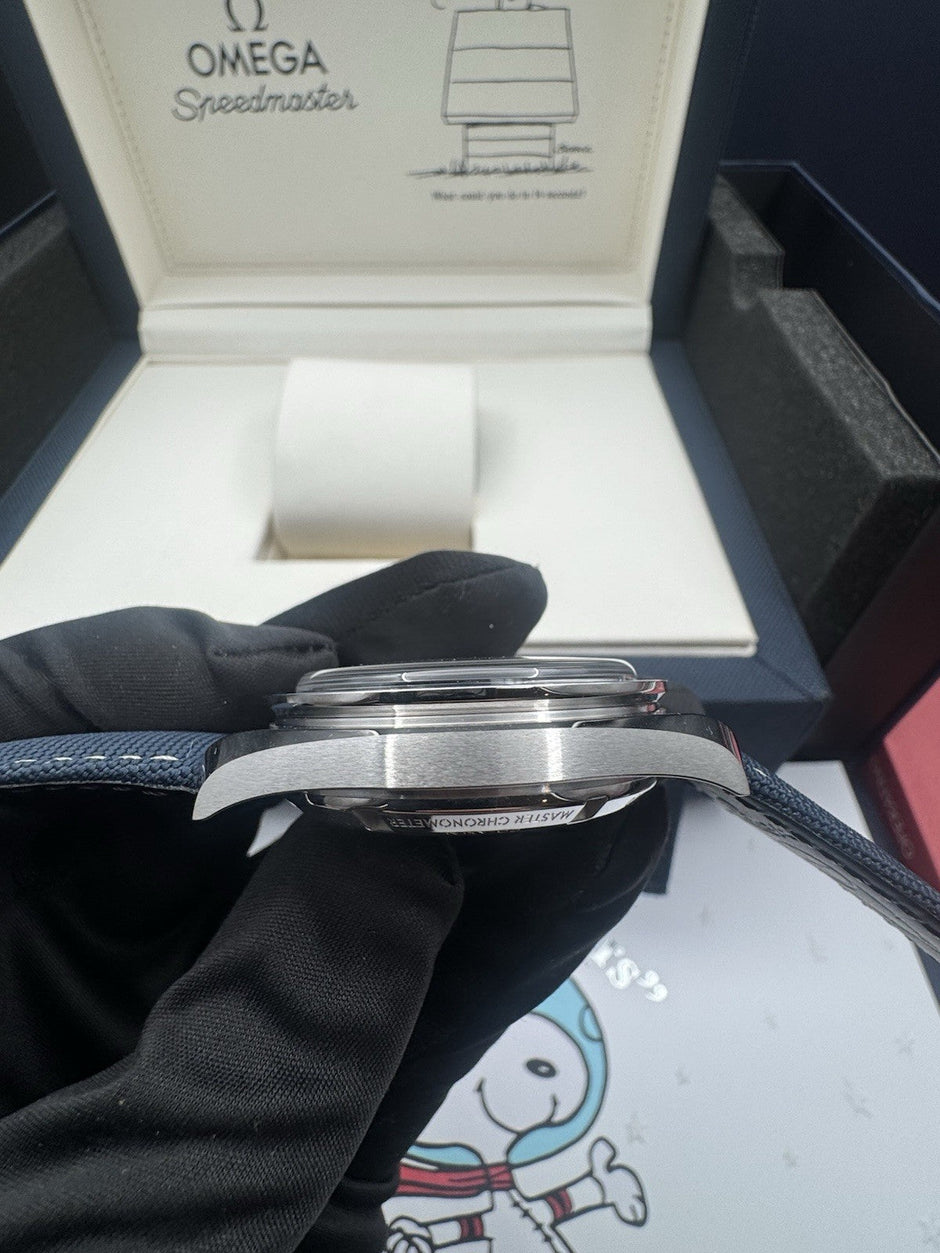 Omega Speedmaster Silver Snoopy Award 310.32.42.50.02.001, Unworn