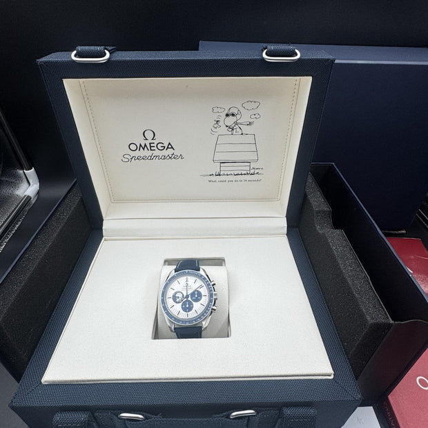 Omega Speedmaster Silver Snoopy Award 310.32.42.50.02.001, Unworn