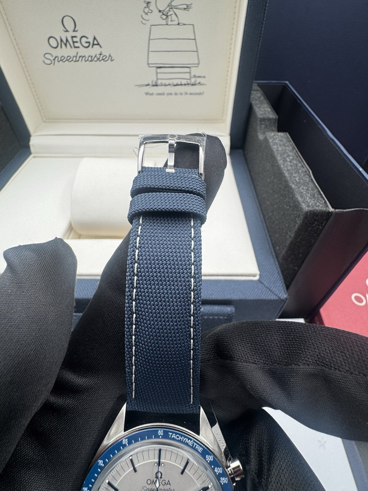 Omega Speedmaster Silver Snoopy Award 310.32.42.50.02.001, Unworn
