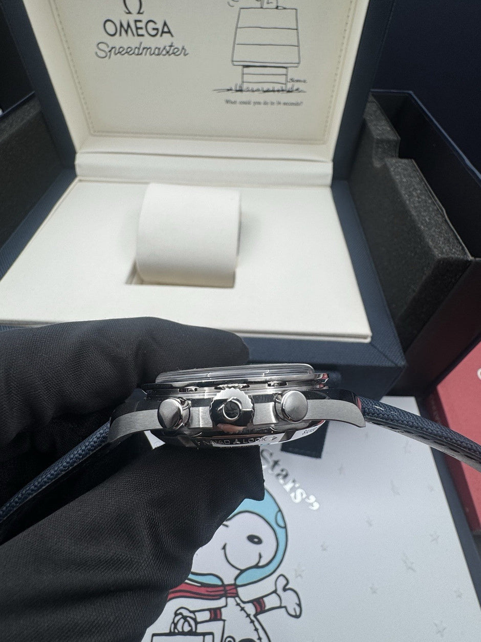 Omega Speedmaster Silver Snoopy Award 310.32.42.50.02.001, Unworn