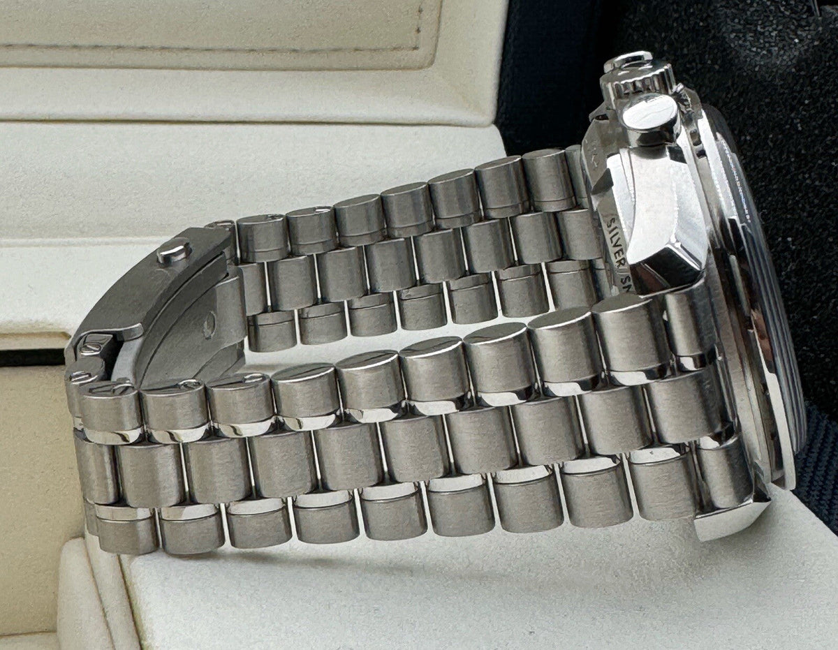 Omega Speedmaster Silver Snoopy Award 310.32.42.50.02.001