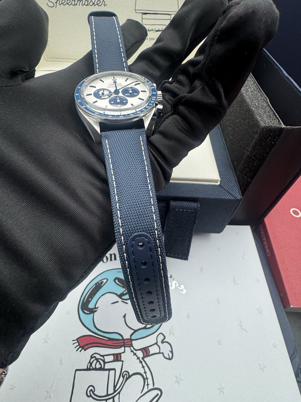 Omega Speedmaster Silver Snoopy Award 310.32.42.50.02.001, Unworn