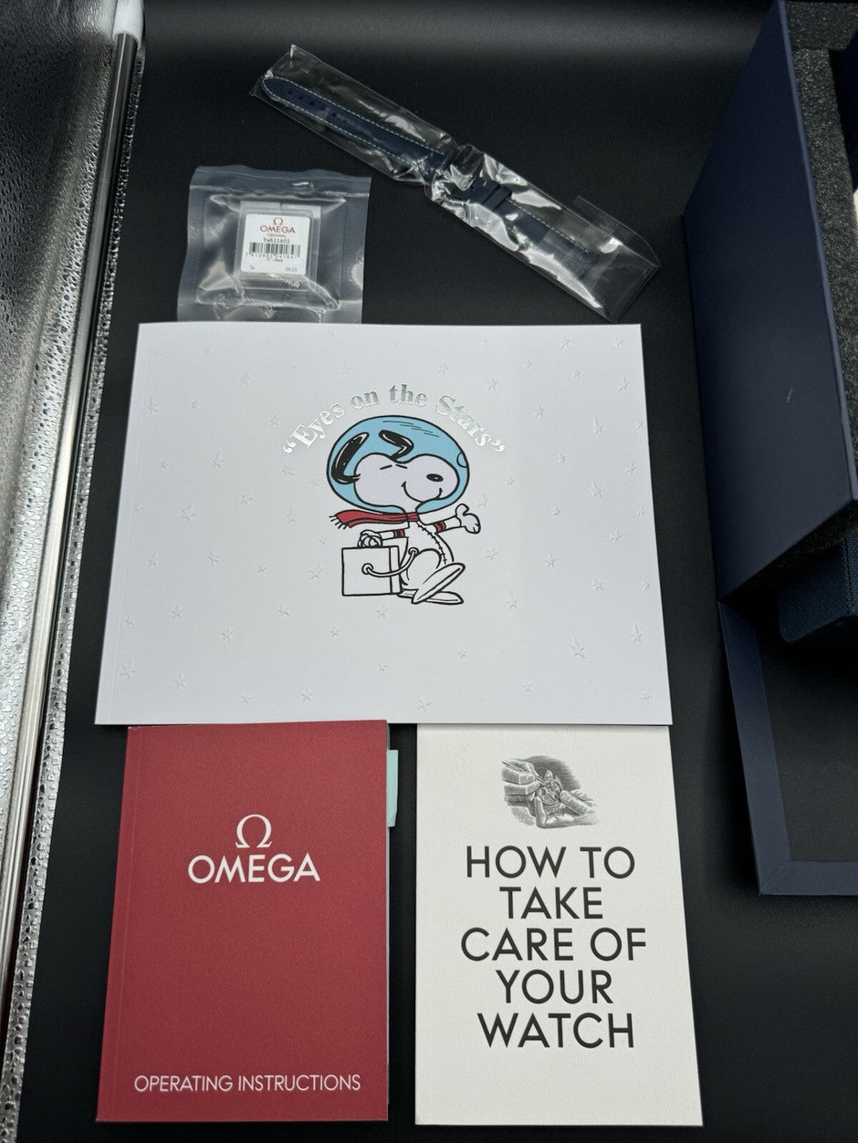 Omega Speedmaster Silver Snoopy Award 310.32.42.50.02.001