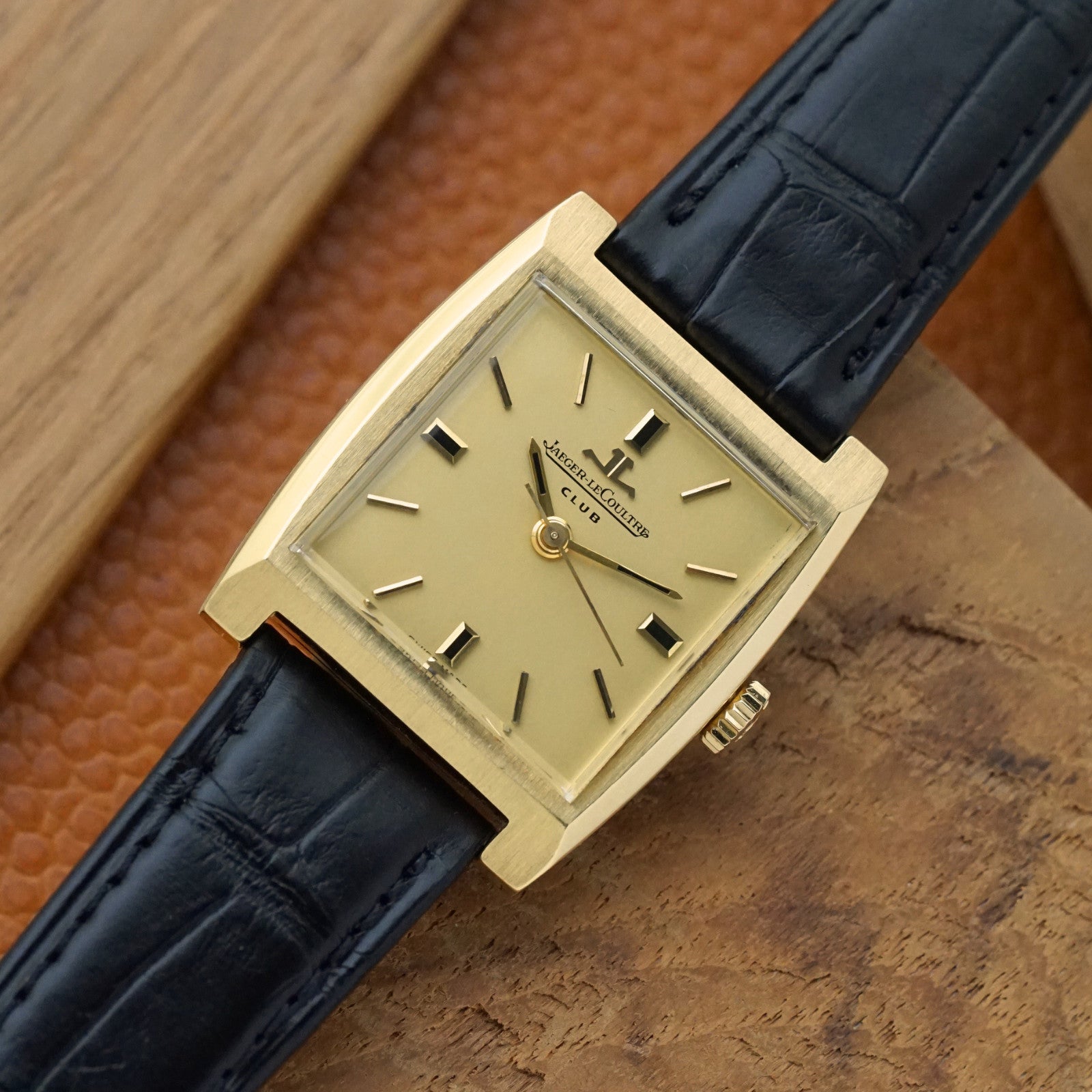 Jaeger-LeCoultre Vintage Club 18K Gold Cushion Watch – photo 6