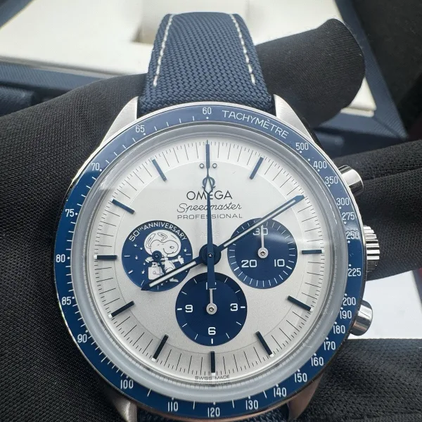 Omega Speedmaster Silver Snoopy Award, Unworn