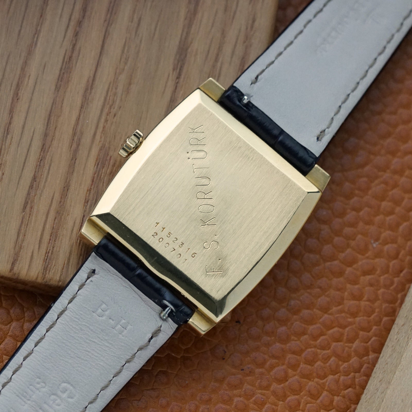 Jaeger-LeCoultre Vintage Club 18K Gold Cushion Watch – photo 9