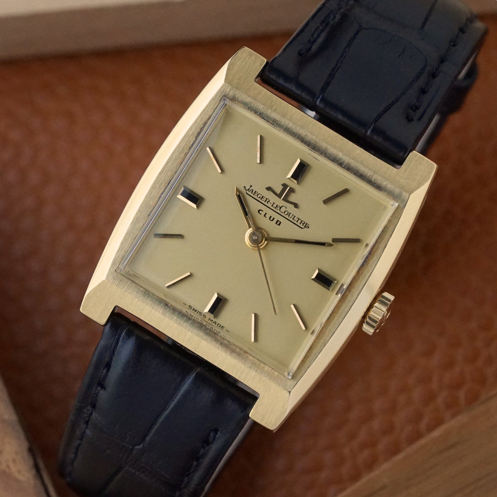 Jaeger-LeCoultre Vintage Club 18K Gold Cushion Watch – photo 3